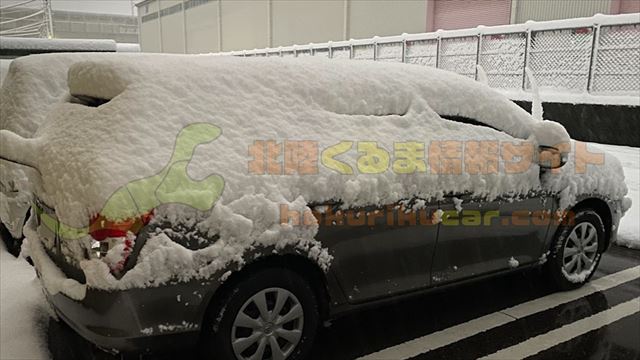 雪が積もった車