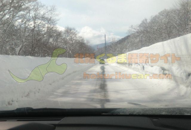 雪に覆われた北海道の道路